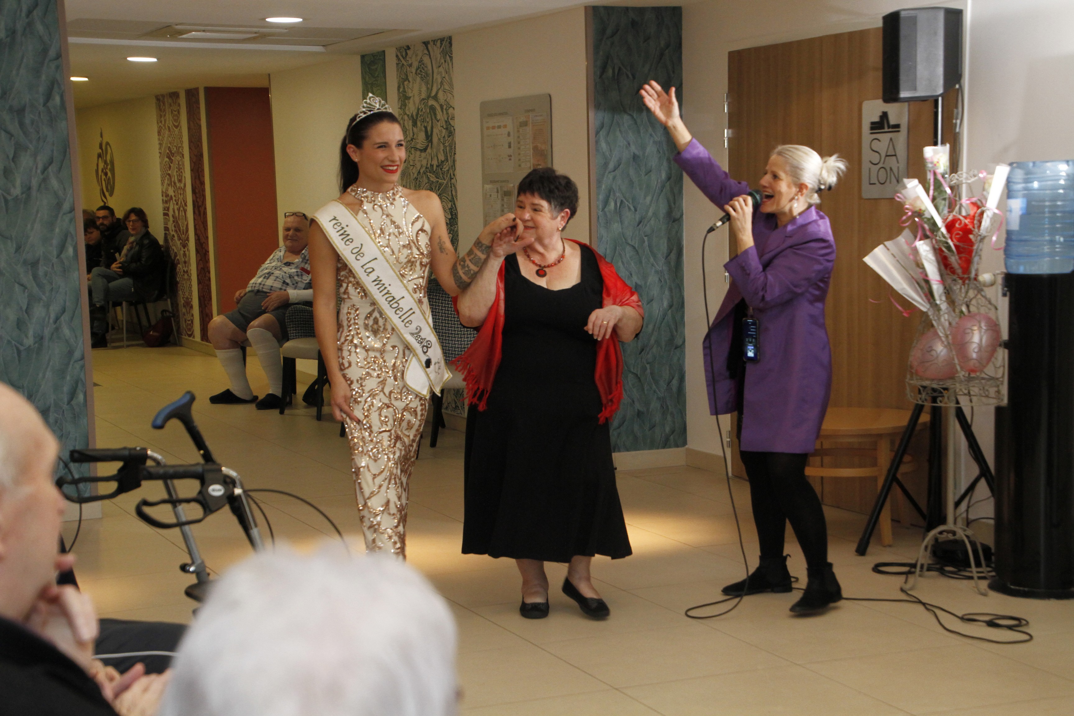 photo d'un défilé de mode en résidence séniors avec les reines de la mirabelles