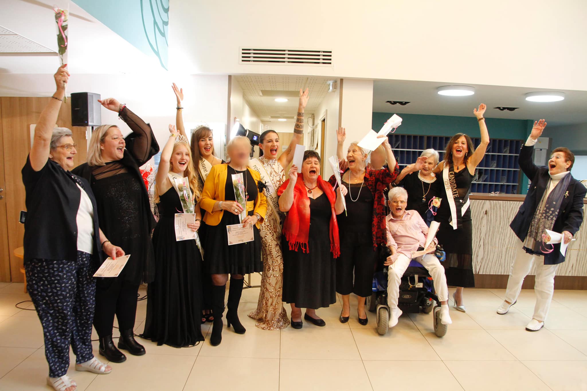 photo des reines de la mirabelles et leurs dauphines en résidence séniors